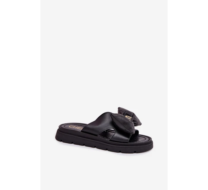 Skórzane Klapki Damskie Na Platformie Z Kokardą CheBello 4647 Czarne