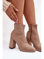 Dámské kotníkové boty z eko semiše na podpatku béžové model 21788083 - Boto Dámské kotníkové boty z eko semiše na podpatku béžové model 21788083 - Boto
