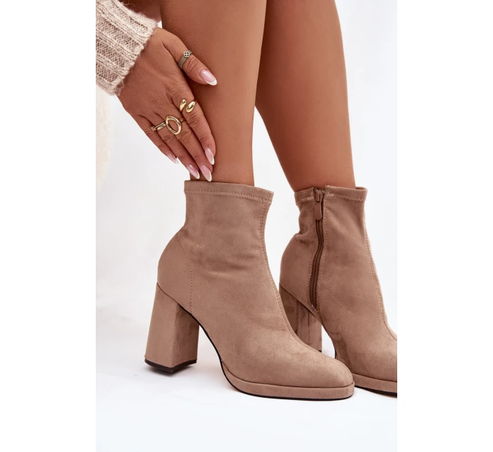 Dámské kotníkové boty z eko semiše na podpatku béžové model 21788083 - Boto Dámské kotníkové boty z eko semiše na podpatku béžové model 21788083 - Boto