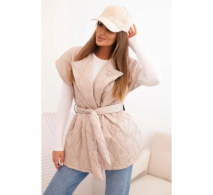 Dámska prešívaná vesta s opaskom a širokým golierom béžová