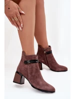 Semišové kožené dámské kotníkové boty na sloupku s ozdobným páskem zateplené model 21715538 Hnědé - D&A