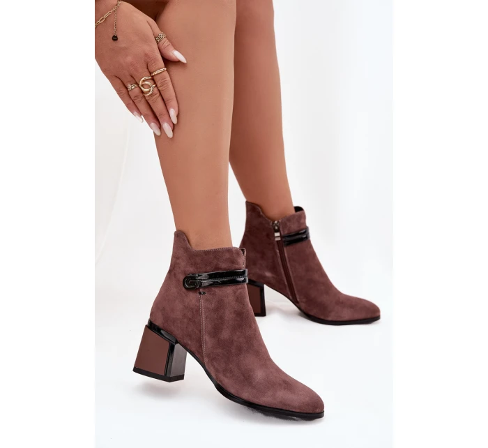 Semišové kožené dámské kotníkové boty na sloupku s ozdobným páskem zateplené model 21715538 Hnědé - D&A