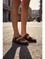 Dámské pantofle s zlatým sponou hnědé model 21898353 - Boto