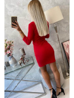 Přiléhavé šaty s červeným výstřihem