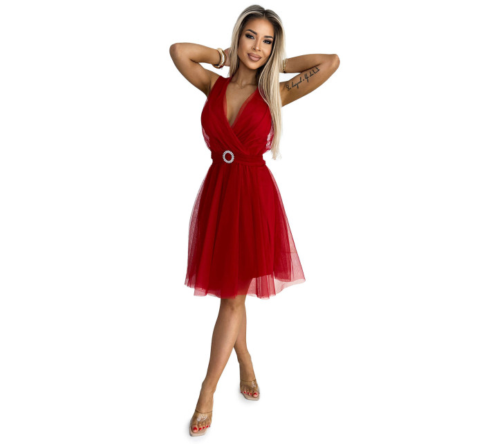 OLGA - Červené dámske tylové šaty s výstrihom a ozdobnou sponou 525-3