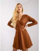 Šaty DHJ SK model 17002688 světle hnědá - FPrice Šaty DHJ SK model 17002688 světle hnědá - FPrice