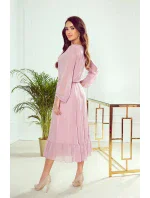 Dámske šifónové midi šaty vo špinavo ružovej farbe s výstrihom a volánikom 304-1 Dámske šifónové midi šaty vo špinavo ružovej farbe s výstrihom a volánikom 304-1