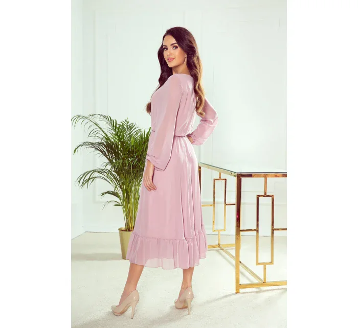 Dámske šifónové midi šaty vo špinavo ružovej farbe s výstrihom a volánikom 304-1 Dámske šifónové midi šaty vo špinavo ružovej farbe s výstrihom a volánikom 304-1