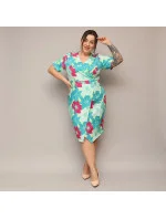 Kvetinové obálkové šaty s dĺžkou po kolená zeleno-fuchsiová (742)