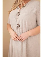 Dámske bavlnené šaty pre plnoštíhle ženy so zaväzovaním vo výstrihu béžovej farby