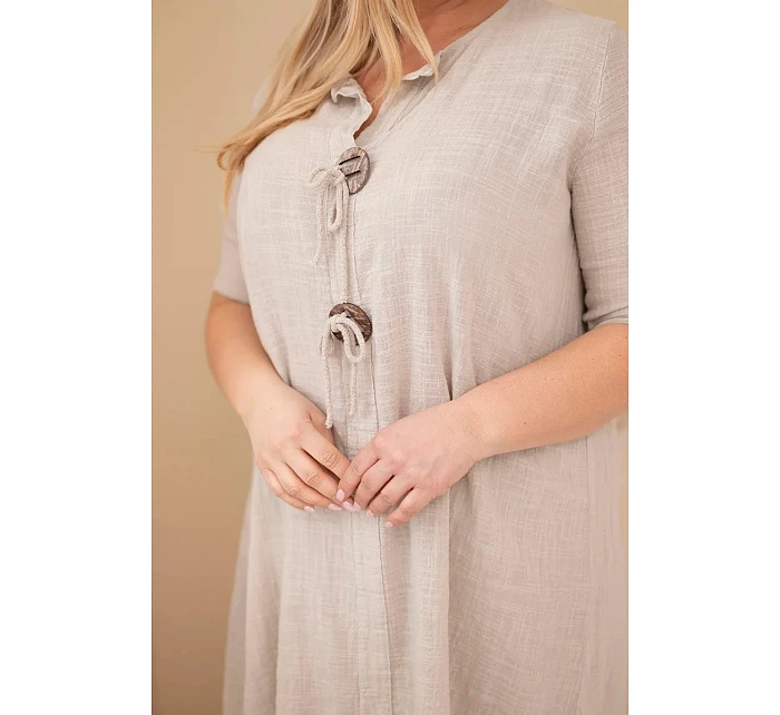Dámske bavlnené šaty pre plnoštíhle ženy so zaväzovaním vo výstrihu béžovej farby