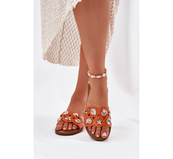 Dámské Pantofle Na Plochém Podpatku Se Zlatými Přívěsky Oranžové model 21699012 - Boto Dámské Pantofle Na Plochém Podpatku Se Zlatými Přívěsky Oranžové model 21699012 - Boto