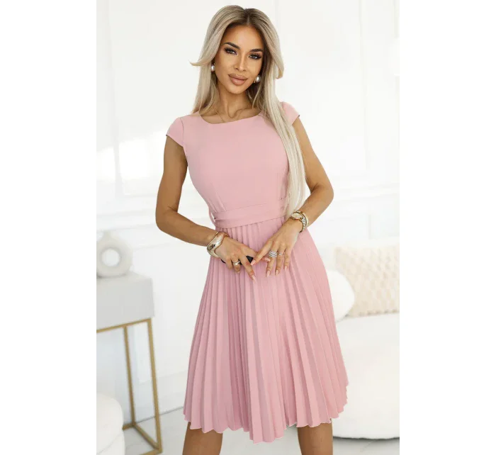 311-19 LILA Klasické plisované šaty s krátkymi rukávmi a opaskom - PUDRAL ROSE