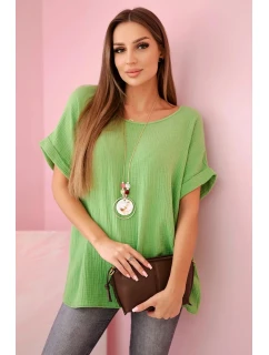 Mušelínová blúzka s olivovým náhrdelníkom