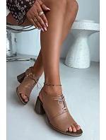 Kožené sandály na podpatku s šněrováním model 22185444 Cappuccino - Zazoo