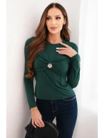 Dámska blúzka z viskózy s volánom a brošňou tmavozelená