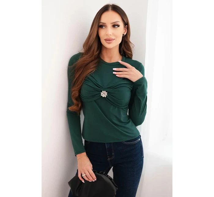 Dámska blúzka z viskózy s volánom a brošňou tmavozelená