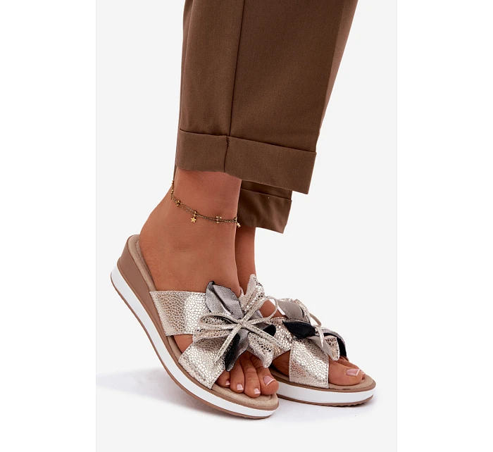 Kožené nazouváky na platformě s květem  Zlaté model 22100377 - S.Barski