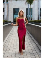 Dlouhé dámské saténové šaty v malinové barvě s rozparkem na noze model 20108868 - numoco