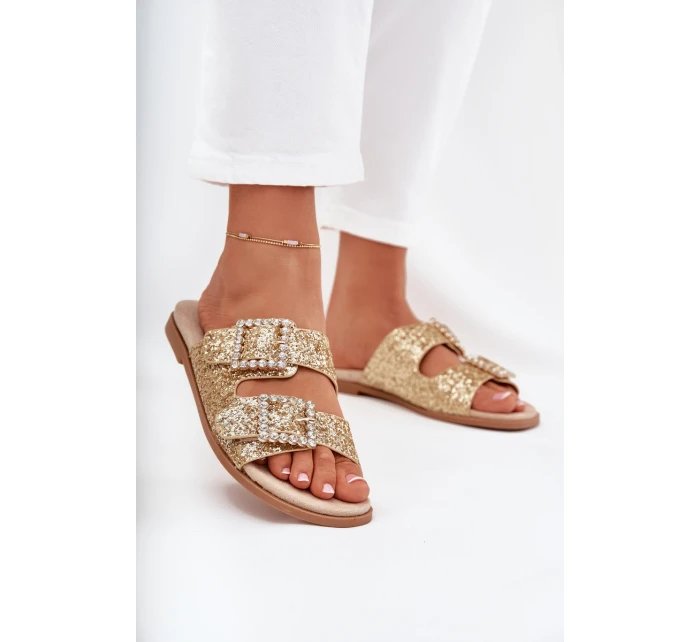 Lesklé zdobené pantofle s přezkami na plochém podpatku zlaté model 21705541 - Boto Lesklé zdobené pantofle s přezkami na plochém podpatku zlaté model 21705541 - Boto