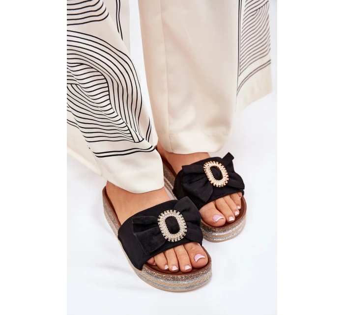 Klapki Damskie Na Platformie Z Kokardką I Ozdobną Broszką Czarne Lenela Klapki Damskie Na Platformie Z Kokardką I Ozdobną Broszką Czarne Lenela