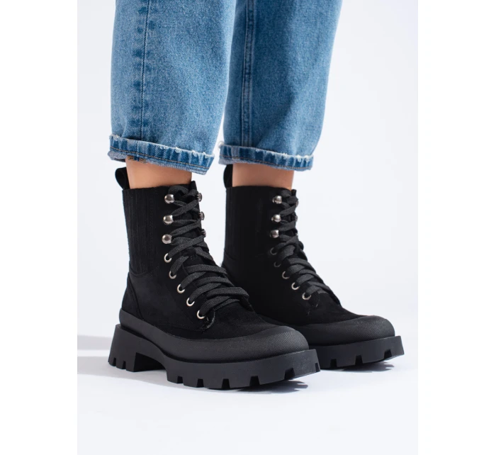 Moderní černé dámské kotníčkové boty na plochém podpatku Moderní černé dámské kotníčkové boty na plochém podpatku