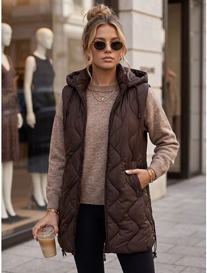 Dlhá dámska prešívaná vesta s kapucňou, čokoládová, FashionStreet TY6014 Dlhá dámska prešívaná vesta s kapucňou, čokoládová, FashionStreet TY6014
