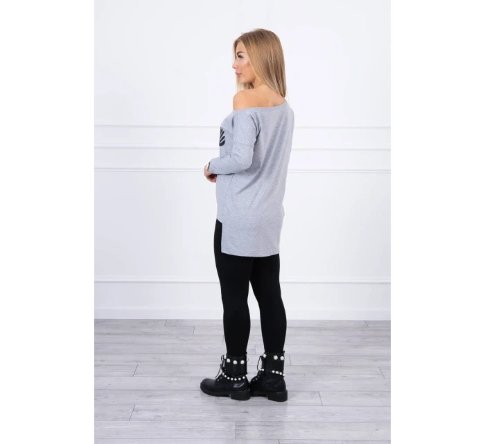 Blúzka s potlačou a dlhším chrbtom šedá