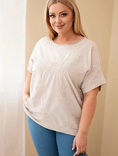 Dámská bavlněná halenka Plus Size s model 22092386 květinami béžová - K-Fashion