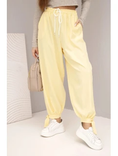 Dámske nohavice so širokými nohavicami a viazaním v spodnej časti žltej farby