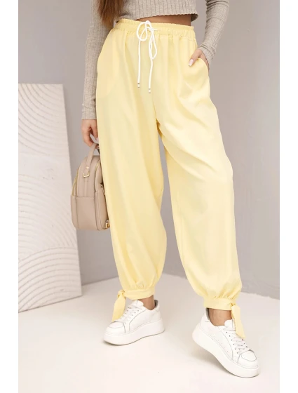 Dámske nohavice so širokými nohavicami a viazaním v spodnej časti žltej farby