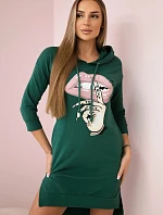 Šaty s dlhším chrbtom a farebnou potlačou tmavo zelenej farby