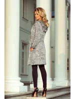 Teplý dámsky prehoz s kapucňou, vreckami a vzorom "mesto" model 6376504