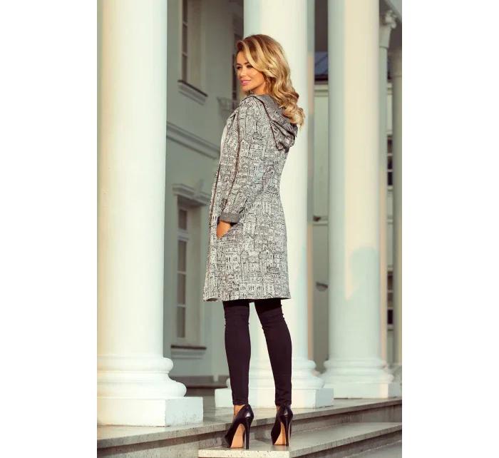 Teplý dámsky prehoz s kapucňou, vreckami a vzorom "mesto" model 6376504