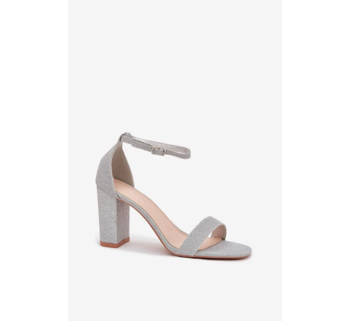 Sandále na podpätku model 215641 Vykročte štýlovo Sandále na podpätku model 215641 Vykročte štýlovo