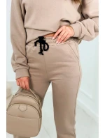 Bavlněná souprava s vyšívaným nápisem Paradise tmavě béžová Bavlněná souprava s vyšívaným nápisem Paradise tmavě béžová