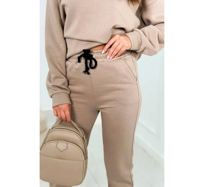 Bavlněná souprava s vyšívaným nápisem Paradise tmavě béžová Bavlněná souprava s vyšívaným nápisem Paradise tmavě béžová