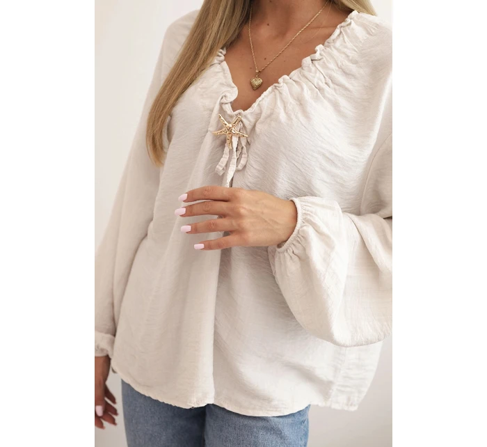 Dámská blůza s s výstřihem a ozdobou béžová model 21266184 - K-Fashion