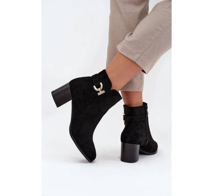 Zateplené dámské kotníkové boty na podpatku se zlatým detailem černé model 21708221 - Boto Zateplené dámské kotníkové boty na podpatku se zlatým detailem černé model 21708221 - Boto