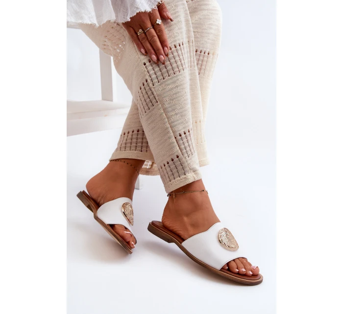 model 21665479 Kožené Žabky Na Ploché Podrážce S Ozdobou Bílé - Zazoo