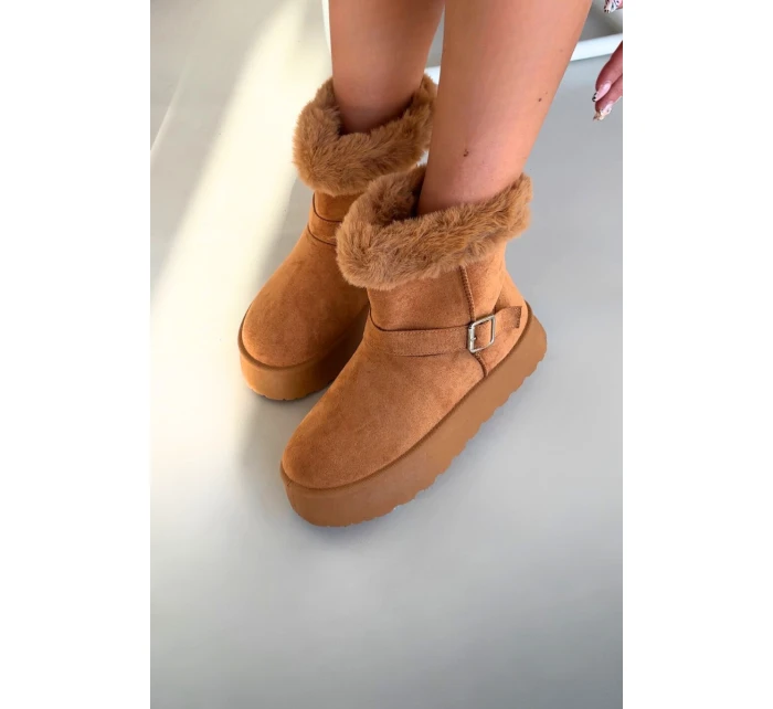 Ženské sněhule na platformě s přezkou a kožešinou Camel Jesella Ženské sněhule na platformě s přezkou a kožešinou Camel Jesella