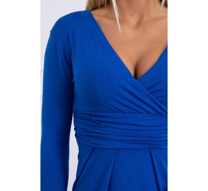 Priliehavé šaty s prestrihom pod prsiami nevädzovo modrej farby
