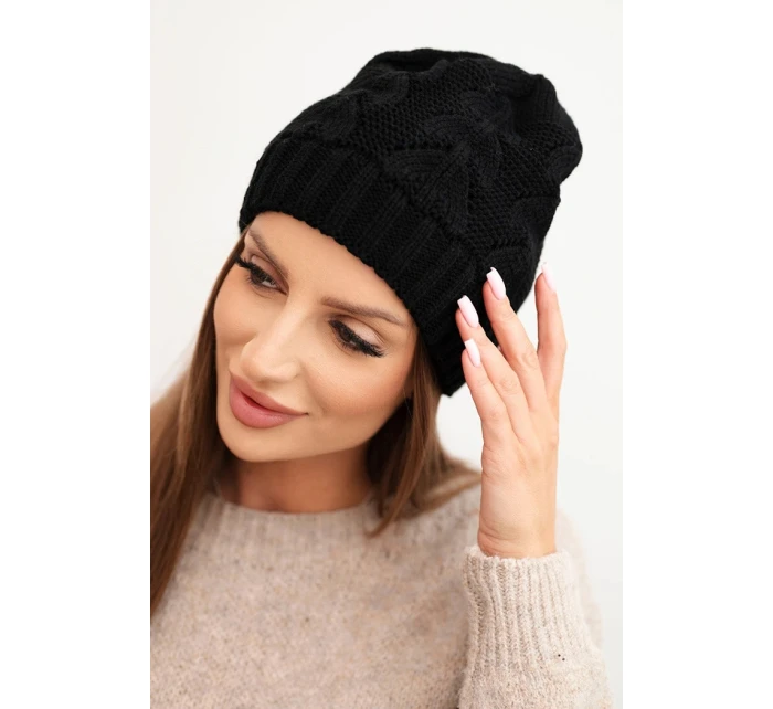Dámska zimná čiapka s vlnou a štrukturálnou pleteninou K432 čierna Dámska zimná čiapka s vlnou a štrukturálnou pleteninou K432 čierna