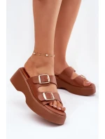 Dámské Pantofle Na Klínku A Platformě S Přezkami Camel model 21697281 - Boto Dámské Pantofle Na Klínku A Platformě S Přezkami Camel model 21697281 - Boto