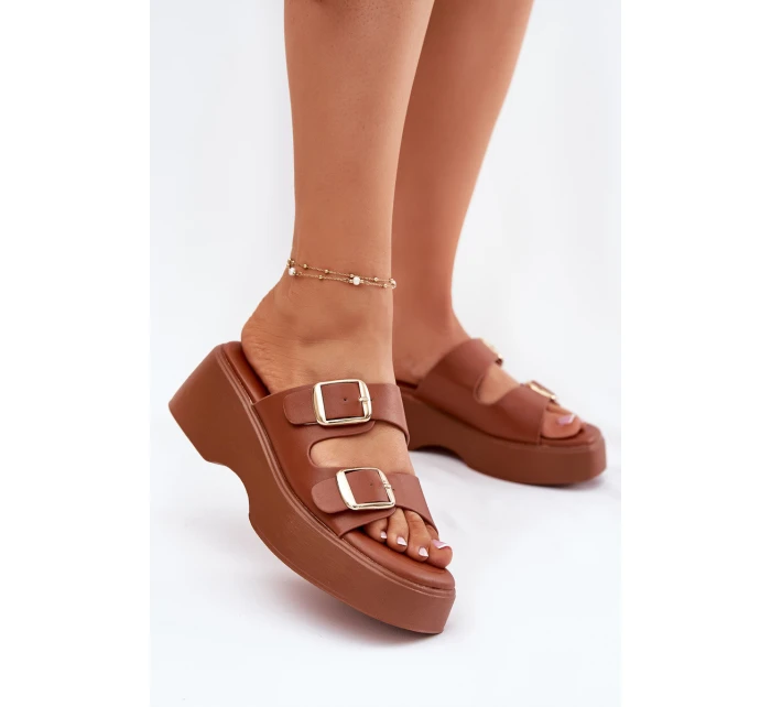 Dámské Pantofle Na Klínku A Platformě S Přezkami Camel model 21697281 - Boto Dámské Pantofle Na Klínku A Platformě S Přezkami Camel model 21697281 - Boto