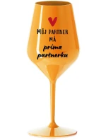 MŮJ PARTNER MÁ PRIMA PARTNERKU - oranžová nerozbitná sklenice na víno 470 ml