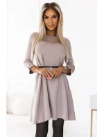 579-1 Klasické trapézové šaty s čiernym opaskom - béžové 579-1 Klasické trapézové šaty s čiernym opaskom - béžové