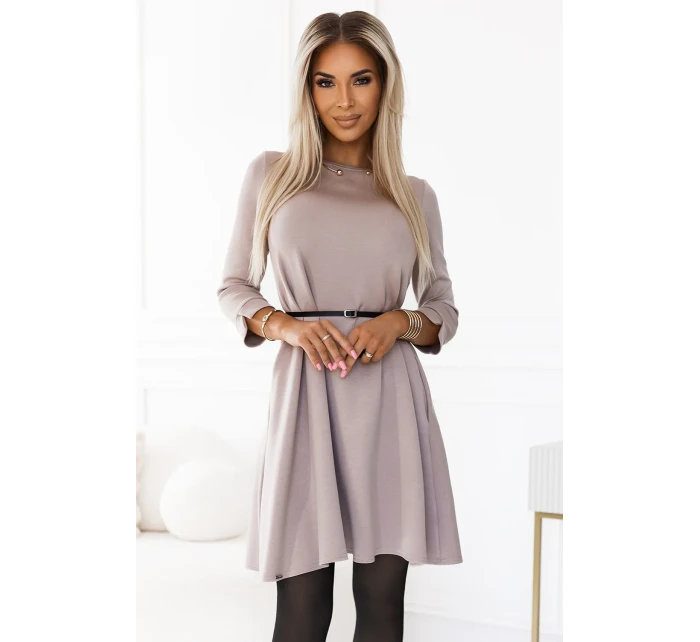 579-1 Klasické trapézové šaty s čiernym opaskom - béžové 579-1 Klasické trapézové šaty s čiernym opaskom - béžové