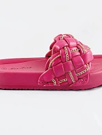 Dámske šľapky vo fuchsijovej farbe so zapleteným pásikom a retiazkou (AE120)