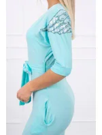 Šaty s model 18746552 na ramenou mátové - K-Fashion Šaty s model 18746552 na ramenou mátové - K-Fashion